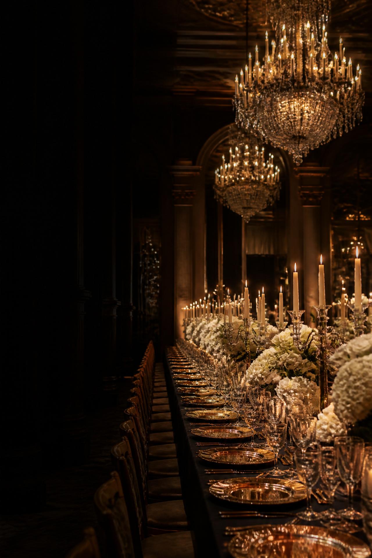 Salão de eventos elegante com iluminação âmbar dourada